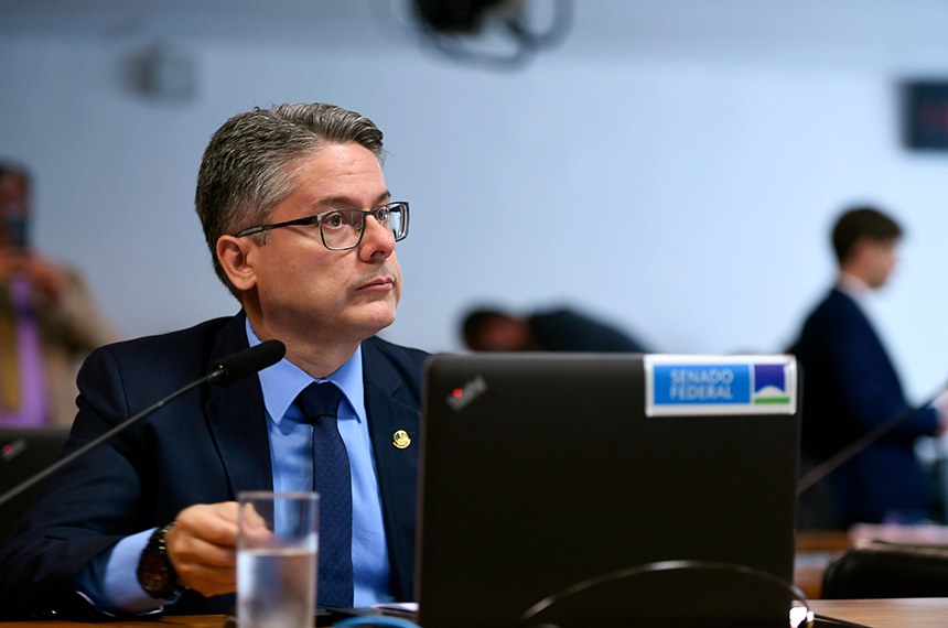 Em pronunciamento, à bancada, senador Alessandro Vieira (PSDB-SE).
