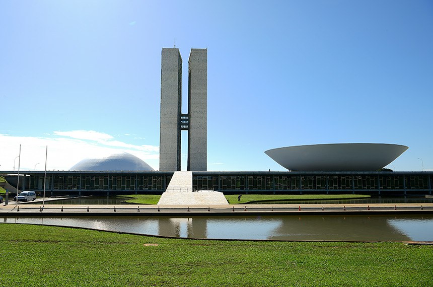 O Palácio do Congresso Nacional é um dos pilares da arquitetura monumental de Niemeyer que dão forma à capital inaugurada em 1960. Construído em terreno elevado, é visto de longe como culminância da avenida Eixo Monumental, que abriga a Esplanada dos Ministérios e atravessa a cidade de norte a sul. Sede das duas Casas do Poder Legislativo e um dos mais famosos cartões postais do Brasil, o Palácio do Congresso Nacional é composto por duas cúpulas e duas torres de 28 andares, que abrigam a Câmara dos Deputados e o Senado Federal. 