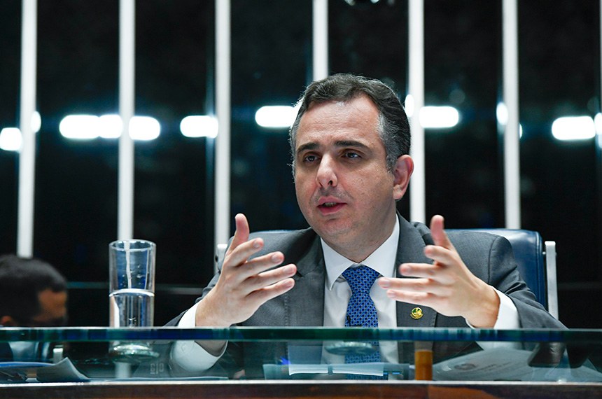 À mesa, presidente do Senado Federal, senador Rodrigo Pacheco (PSD-MG) conduz sessão.