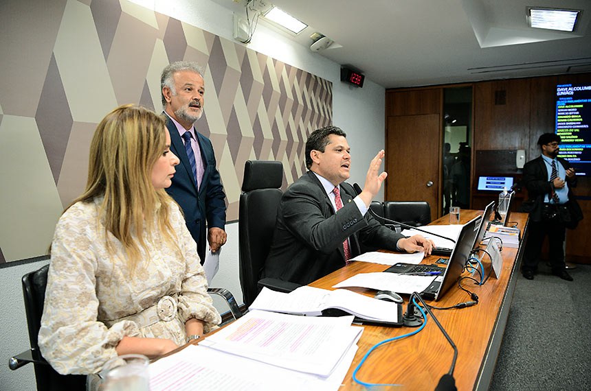 Mesa:
senadora Daniella Ribeiro (PSD-PB);
presidente da CCJ, senador Davi Alcolumbre (União-AP), conduz reunião.