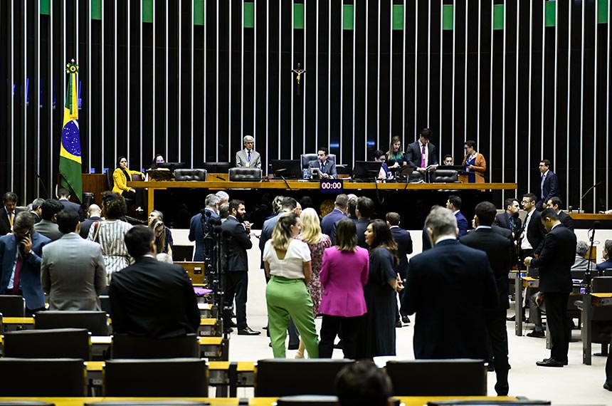 Em pronunciamento, à bancada, líder do governo no Congresso Nacional, senador Randolfe Rodrigues (Rede-AP).