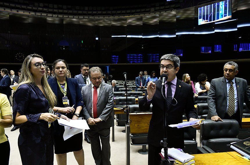 Em pronunciamento, à bancada, líder do governo no Congresso Nacional, senador Randolfe Rodrigues (Rede-AP).