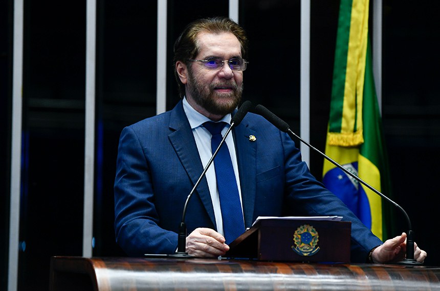 Em discurso, à tribuna, senador Plínio Valério (PSDB-AM).