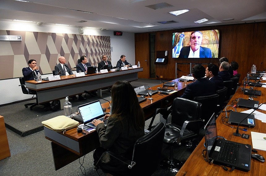Mesa:
presidente da Associação Brasileira dos Assessores de Investimentos (Abai), Diego Ramiro;
diretor-executivo da Associação Brasileira de Telesserviço (ABT), John Anthony Von Christian;
presidente em exercício da CCJ, senador Eduardo Braga (MDB-AM);
presidente da Federação Nacional das Empresas de Informática (Fenainfo), Gerino Xavier Da Silva Filho;
representante da Confederação Nacional de Notários e Registradores (CNR) e da Associação dos Notários e Registradores do Brasil (Anoreg-BR), Tiago Conde Teixeira.