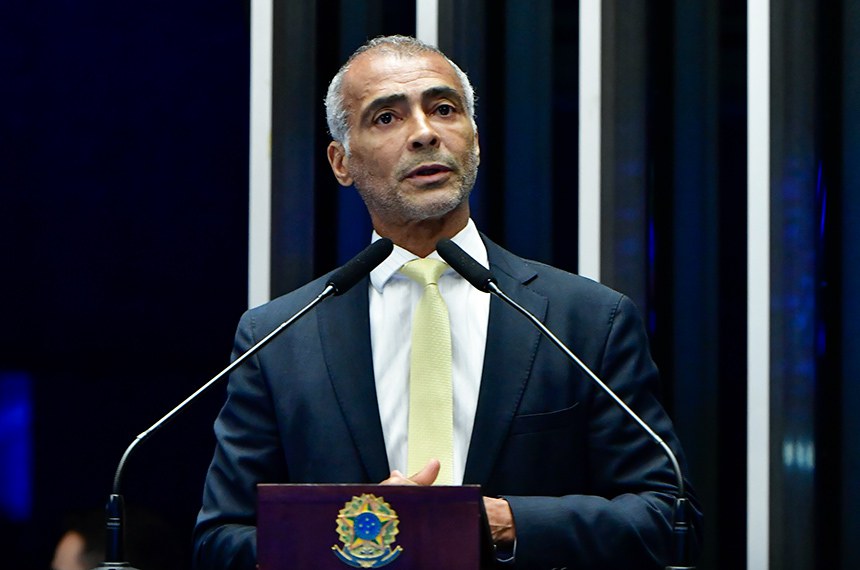 À tribuna, em discurso,  senador Romário (PL-RJ).
