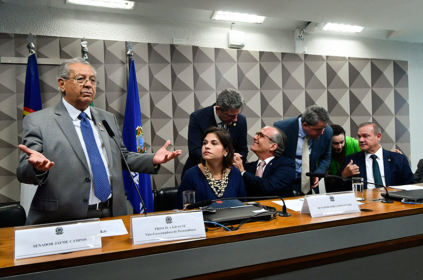 Jayme Campos, relator do projeto de resolução, com senadores e convidados da cerimônia de inauguração - Foto: Geraldo Magela/Agência Senado