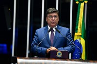 Carlos Viana propõe atualização das normas da aviação civil