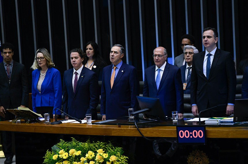 Mesa:
deputada Maria do Rosário (PT-RS);
vice-presidente do Senado Federal, senador Veneziano Vital do Rêgo (MDB-PB);
presidente do Supremo Tribunal Federal (STF), ministro Roberto Barroso;
vice-presidente da República, Geraldo Alckmin;
presidente do Senado Federal, senador Rodrigo Pacheco (PSD-MG); 
secretário-geral da Mesa do Senado Federal, Gustavo A. Sabóia Vieira;
presidente da Câmara dos Deputados, deputado Federal Arthur Lira (PP-AL);
presidente do Tribunal Superior Eleitoral (TSE), Alexandre de Moraes;
presidente dos Correios, Fabiano Silva dos Santos.