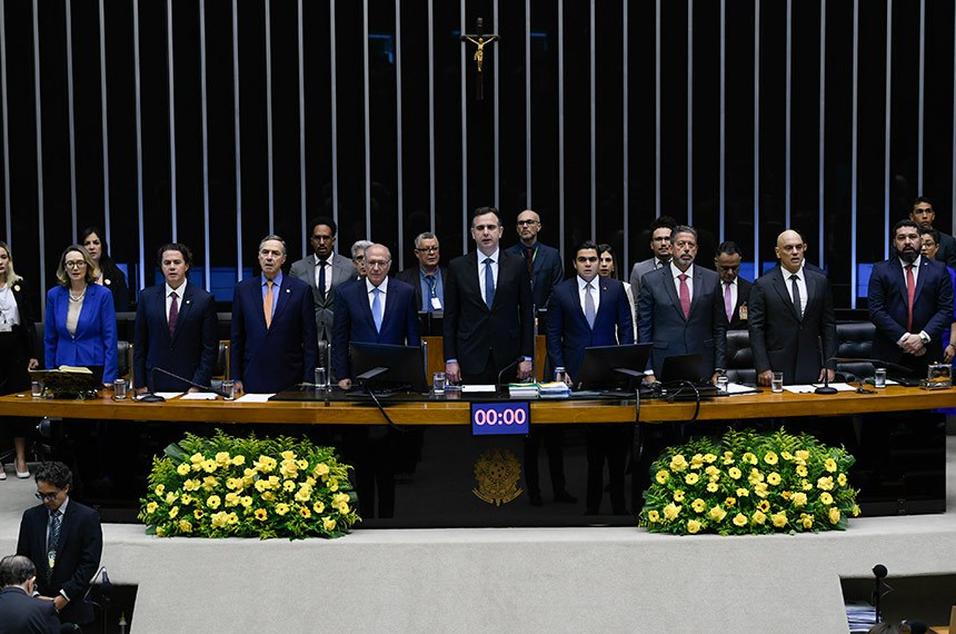 Mesa:
deputada Maria do Rosário (PT-RS);
vice-presidente do Senado Federal, senador Veneziano Vital do Rêgo (MDB-PB);
presidente do Supremo Tribunal Federal (STF), ministro Roberto Barroso;
vice-presidente da República, Geraldo Alckmin;
presidente do Senado Federal, senador Rodrigo Pacheco (PSD-MG); 
secretário-geral da Mesa do Senado Federal, Gustavo A. Sabóia Vieira;
presidente da Câmara dos Deputados, deputado Federal Arthur Lira (PP-AL);
presidente do Tribunal Superior Eleitoral (TSE), ministro Alexandre de Moraes;
presidente dos Correios, Fabiano Silva dos Santos.