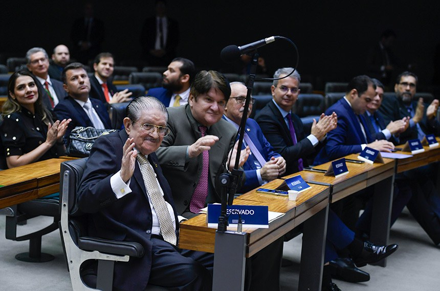 À bancada:
vice-presidente da Constituinte e segundo signatário da Constituição Federal de 1988, Mauro Benevides.