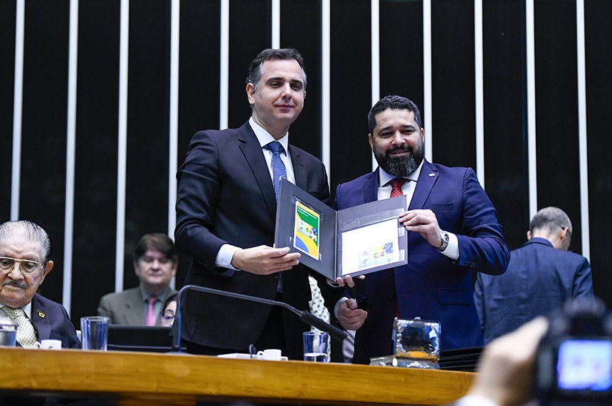 O presidente dos Correios, Fabiano Silva dos Santos convida o presidente do Senado Federal, senador Rodrigo Pacheco (PSD-MG) para fazer a obliteração do selo comemorativo.