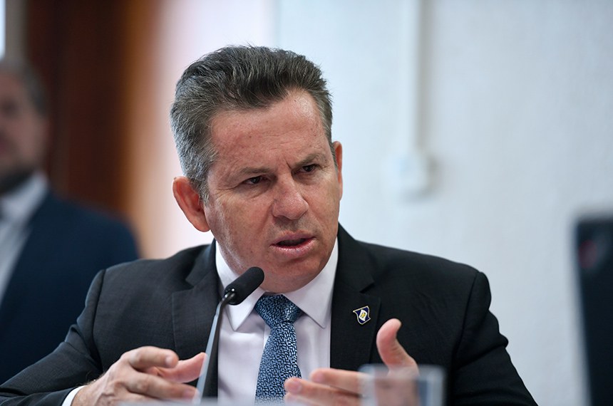 Em pronunciamento, à mesa, governador de Estado de Mato Grosso, Mauro Mendes.