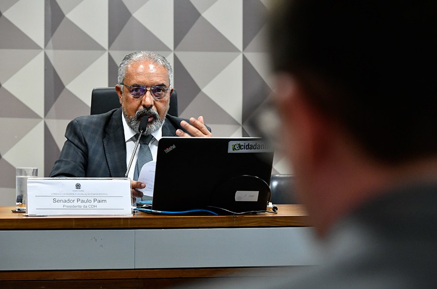 À mesa, presidente da CDH, senador Paulo Paim (PT-RS), conduz audiência.