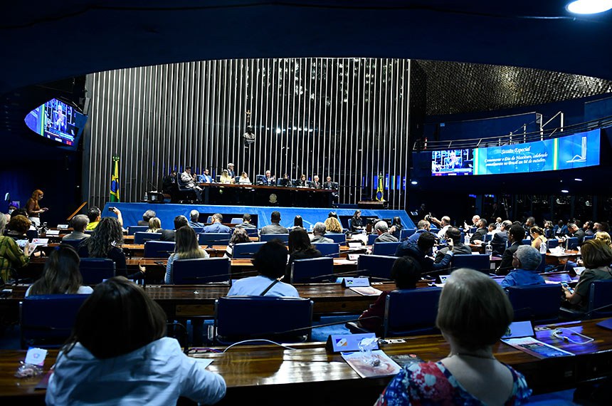 Mesa: 
representante da Associação Pró Vida e Pró Família, ex-deputado Paulo Fernando Melo da Costa; 
co-fundador do Projeto Juntos Salvamos Vidas, Nicholas Phillip; 
presidente da Rede Nacional em Defesa da Vida e da Família no Brasil e cantora, Zezé Luz; 
defensora pública do Estado do Piauí, Karla Cibele Andrade; 
presidente e requerente desta sessão, senador Eduardo Girão (Novo-CE); 
secretária desta sessão; 
presidente e fundadora da Associação Guadalupe, Mariângela Cônsoli; 
coordenador nacional do Movimento Legislação e Vida, Hermes Nery; 
ex-deputado e um dos autores do Estatuto do Nascituro (PL 478/200), Luiz Eduardo Bassuma.