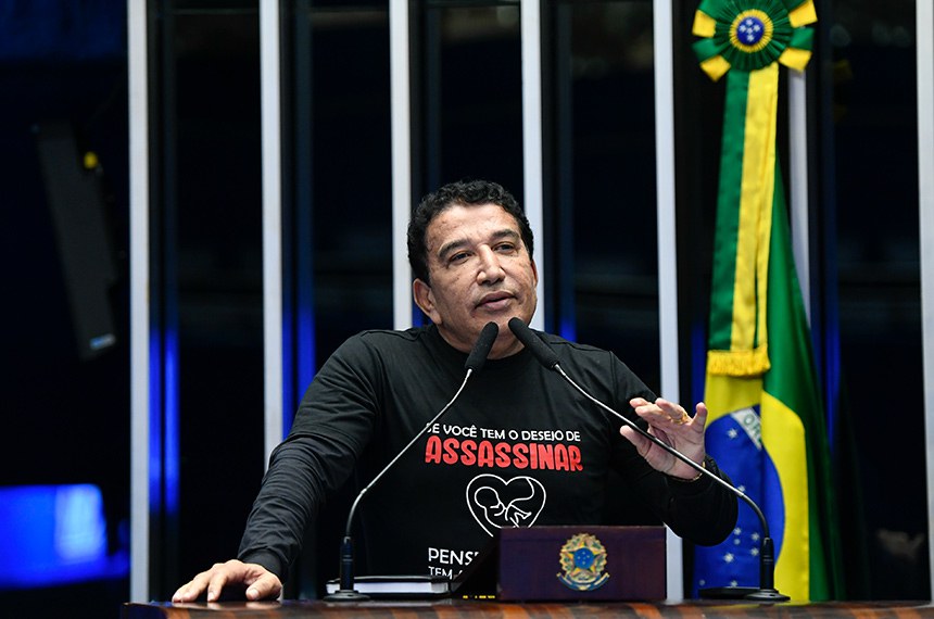 Em discurso, à tribuna, senador Magno Malta (PL-ES) exibe Constituição Brasileira.