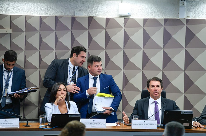 Ao fundo, depoente ex-diretor da Polícia Rodoviária Federal, Silvinei Vasquez.