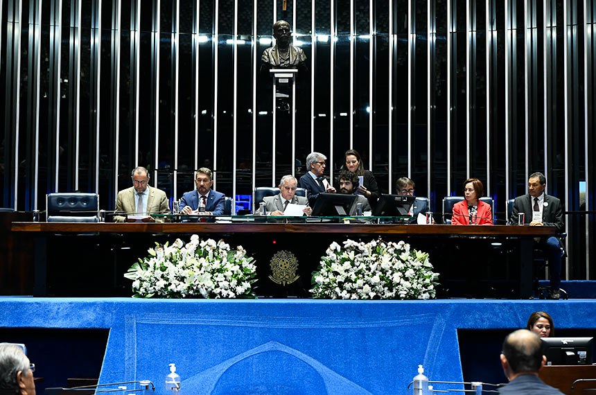 Mesa: 
representante da Organização das Nações Unidas para a Alimentação e a Agricultura (FAO Brasil), Rafael Zavala; 
diretor-executivo da Associação Brasileira dos Produtores de Algodão (Abrapa), Márcio Portocarrero; 
presidente desta sessão, senador Izalci Lucas (PSDB-DF); 
secretário desta sessão; 
diretor-executivo de Governança e Gestão da Empresa Brasileira de Pesquisa Agropecuária (Embrapa), Alderi Emídio de Araújo; 
coordenadora-geral de Pacificação e Comunicação da Agência Brasileira de Cooperação (ABC), ministra Andréia Rigueira; 
representante da Associação Brasileira das Entidades de Assistência Técnica e Extensão Rural, Pesquisa Agropecuária e Regularização Fundiária (Asbraer), Aristeu Chaves. 