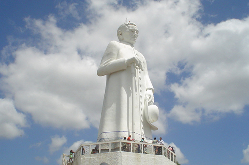 Estátua de Padre Cícero em Juazeiro do Norte, no Ceará, atrai fiéis o ano inteiro - Foto: Lourenço Torres
