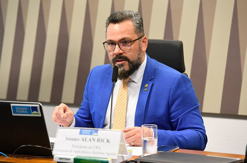 À mesa, presidente da CRA, senador Alan Rick (União-AC).