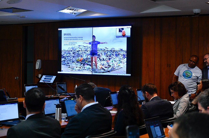 Painel exibe vídeo.