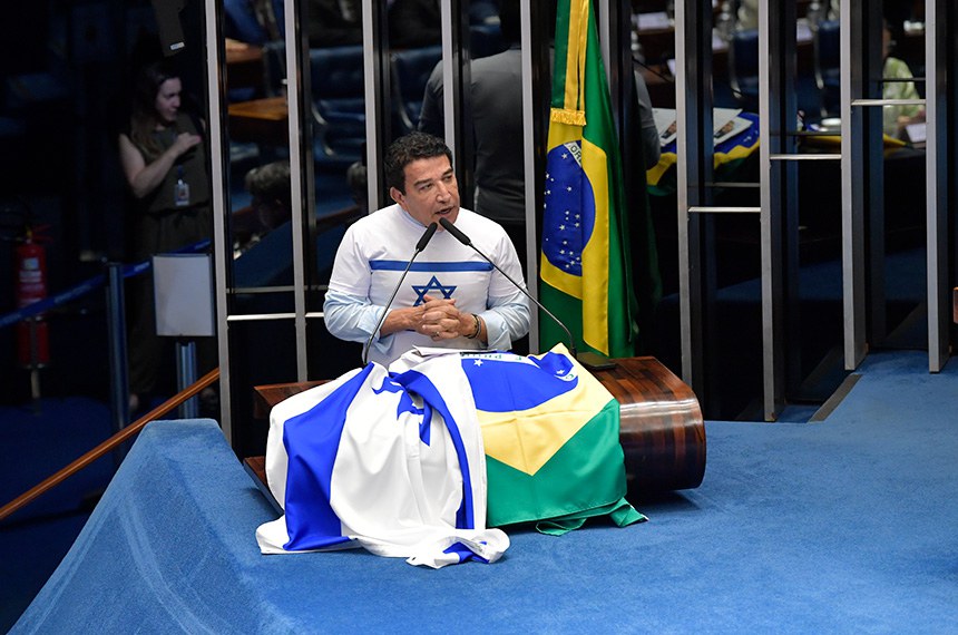 À tribuna, em discurso, senador Magno Malta (PL-ES). 