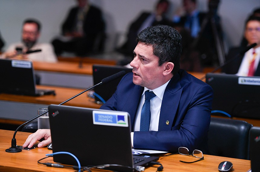 À bancada, em pronunciamento, senador Sergio Moro (União-PR). 