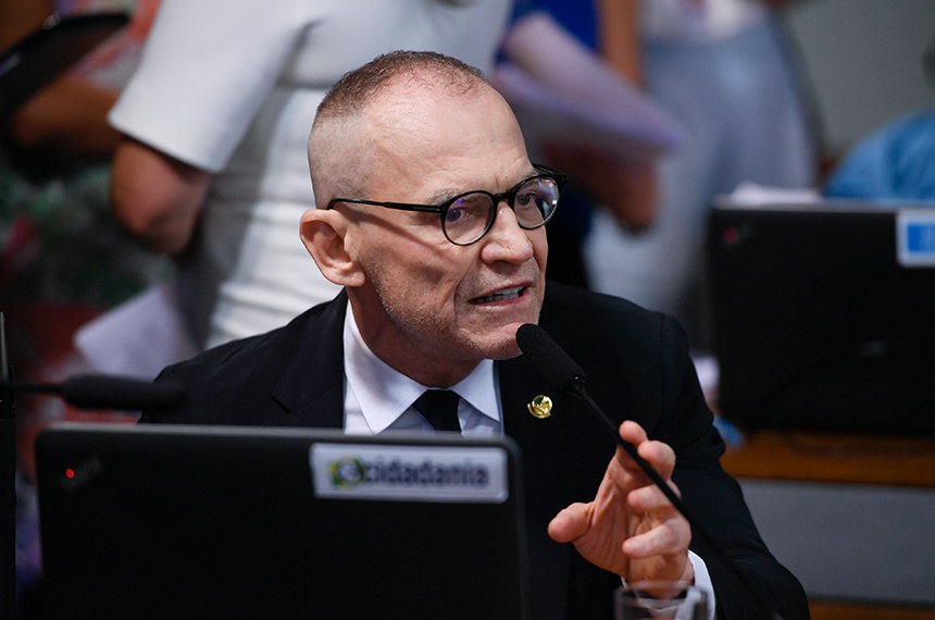À bancada, em pronunciamento, senador Fabiano Contarato (PT-ES) .
