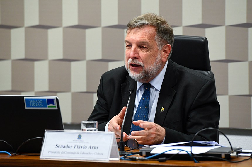 Mesa: 
presidente da CE, senador Flávio Arns (PSB-PR).