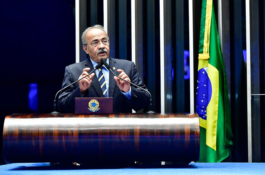 Em discurso, à bancada, senador Chico Rodrigues (PSB-RR).