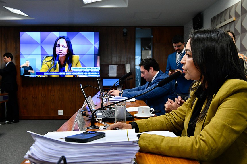 À mesa, senadora Eliziane Gama (PSD-MA), conduz reunião.
