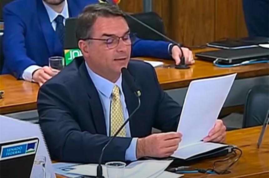 Flávio Bolsonaro (PL-RJ), um dos signatários do voto em separado da oposição, responsabiliza o atual governo pelo 8 de janeiro credito=