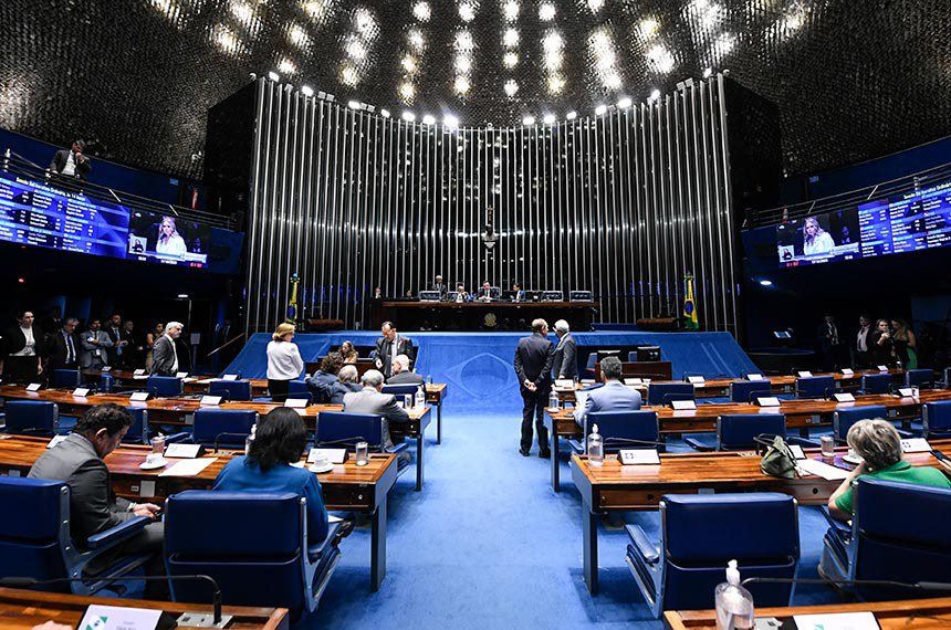 À bancada, em pronunciamento, senadora Daniella Ribeiro (PSD-PB). 