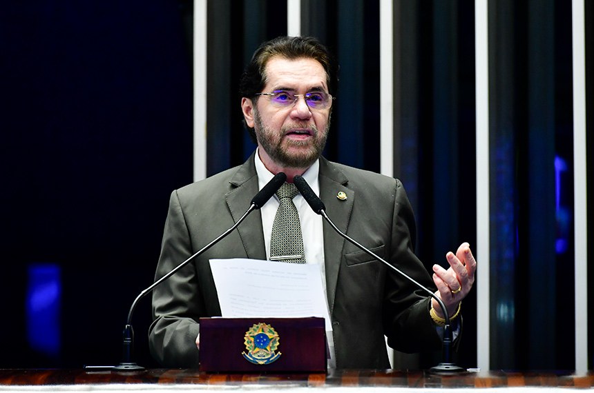 À tribuna, em discurso, senador Plínio Valério (PSDB-AM). 