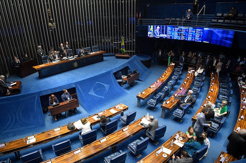 À bancada, em pronunciamento, senadora Daniella Ribeiro (PSD-PB).
