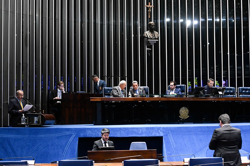 Em discurso, à tribuna, senador Chico Rodrigues (PSB-RR).