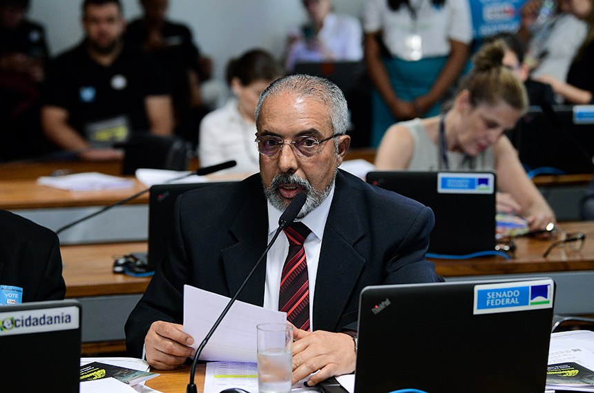 Em pronunciamento, à bancada, senador Paulo Paim (PT-RS).