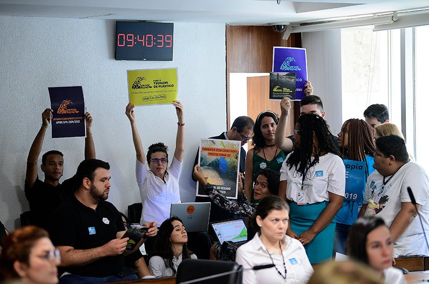 Convidados participam da comissão.