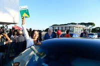 Na Praça dos Três Poderes, parlamentares celebram aprovação de relatório da CPMI