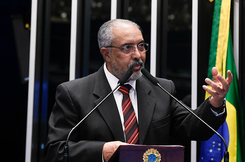 Em discurso, à tribuna, senador Paulo Paim (PT-RS).
