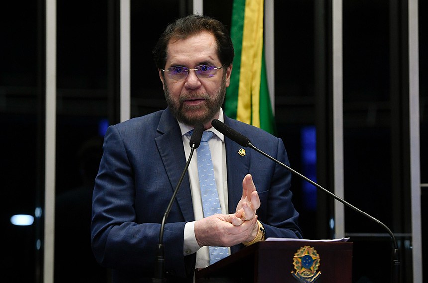 Em discurso, à tribuna, senador Plínio Valério (PSDB-AM).