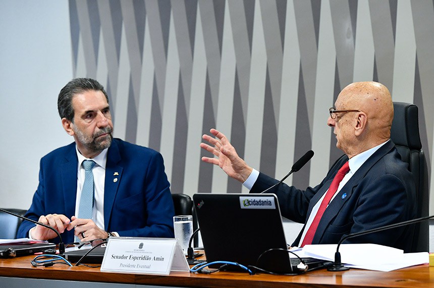 Mesa: 
diretor-geral  brasileiro de Itaipu Binacional,  Enio José Verri, em pronunciamento;
presidente eventual da CI, senador Esperidião Amin (PP-SC).