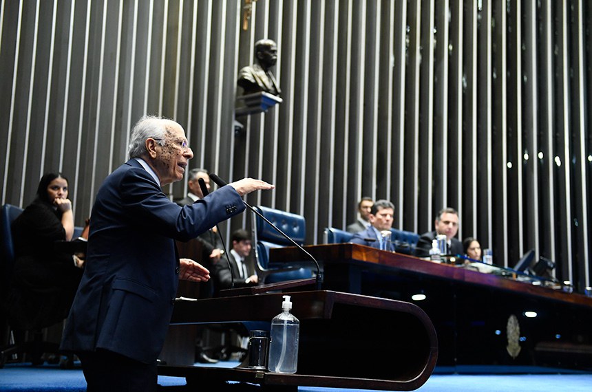 Em discurso, à tribuna, advogado, jurista e membro vitalício do Conselho Federal da Ordem dos Advogados do Brasil (OAB), Antônio Nabor Areias Bulhões.