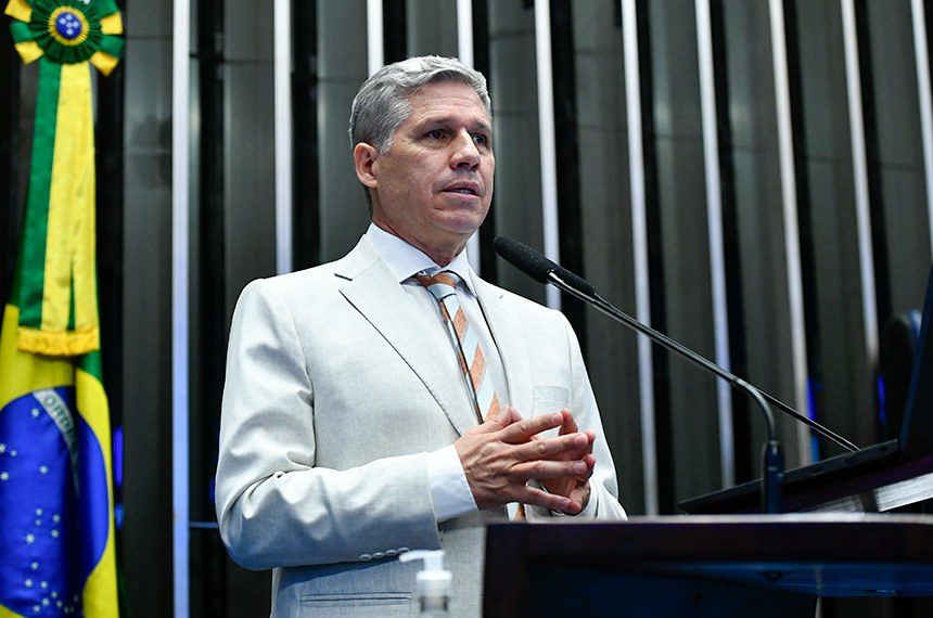 Em discurso, à tribuna, ministro de Estado do Desenvolvimento Agrário e Agricultura Familiar, Paulo Teixeira.
