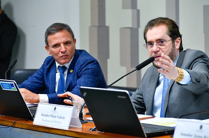 Mesa:
relator da CPIONGS, senador Marcio Bittar (União-AC);
presidente da CPIONGS, senador Plínio Valério (PSDB-AM) em pronunciamento.