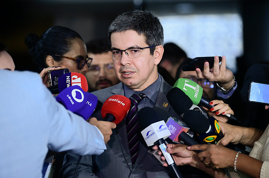 O líder do governo no Congresso, Randolfe Rodrigues, listou as prioridades apontadas pela equipe econômica - Foto: Pedro França/Agência Senado