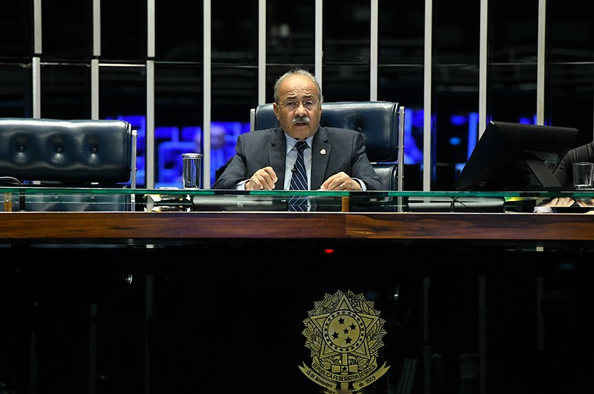 À mesa, 3° secretário da Mesa do Senado, senador Chico Rodrigues (PSB-RR).