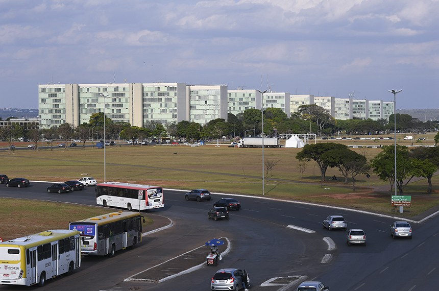 O Eixo Monumental é uma avenida que se localiza no centro do Plano Piloto de Brasília, capital do Brasil. É conhecido popularmente como o "corpo do avião", no desenho do Plano Piloto de Brasília. Estende-se por dezesseis quilômetros, fazendo a ligação entre a Rodoferroviária de Brasília e a Praça dos Três Poderes.
Na sua área central, encontram-se a Rodoviária do Plano Piloto, localizada na interseção dos eixos Monumental e Rodoviário, e a Torre de TV. A leste, na área dedicada aos órgãos do Governo Federal, estão a Praça dos Três Poderes e a Esplanada dos Ministérios.