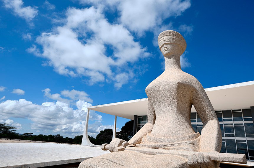 A escultura foi feita em 1961 pelo artista plástico mineiro Alfredo Ceschiatti, em um bloco monolítico de granito de Petrópolis, medindo 3,3 metros de altura e 1,48 metros de largura e representa o poder judiciário como uma mulher com os olhos vendados e espada; os olhos vendados representam a imparcialidade da justiça e a espada representa a força, a coragem, a ordem e a regra necessárias para impor o direito. 