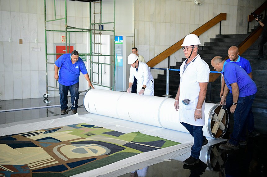 Restauradores realizam a instalação da tapeçaria no Salão Negro do Congresso Nacional.