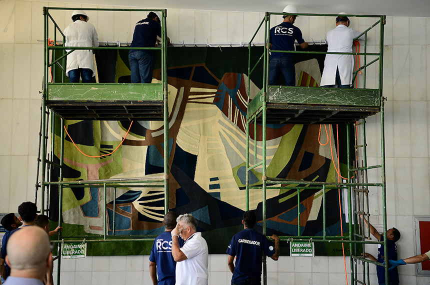 Trabalho de reinstalação da tapeçaria de Burle Marx na parede do Museu do Senado. Obra foi danificada por vândalos no dia 8 de janeiro - Foto: Pedro França/Agência Senado